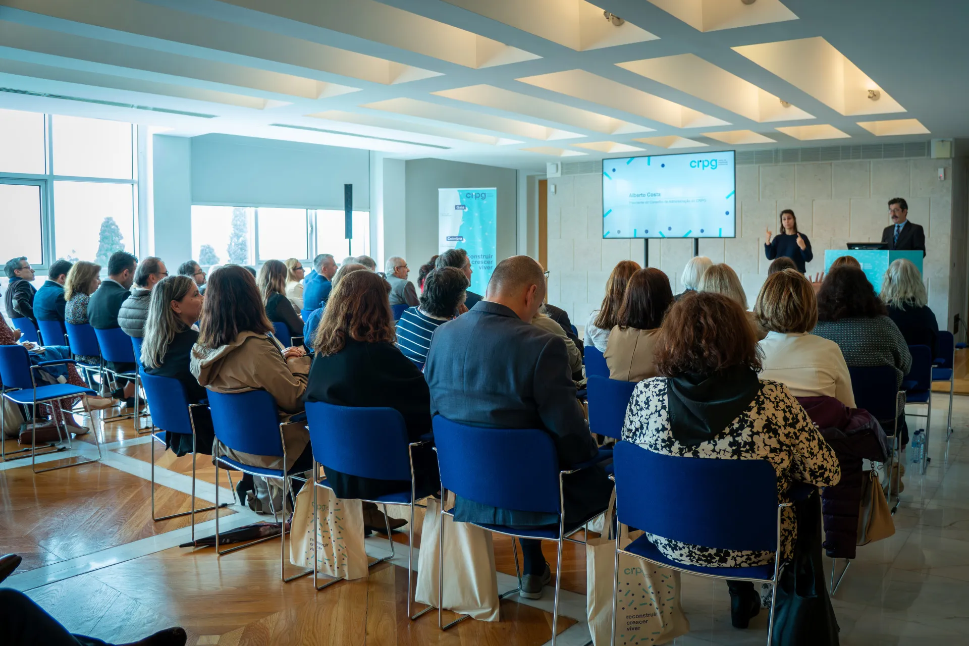 Plateia a assistir ao discurso do Presidente do Conselho de Administração do CRPG – Alberto Costa