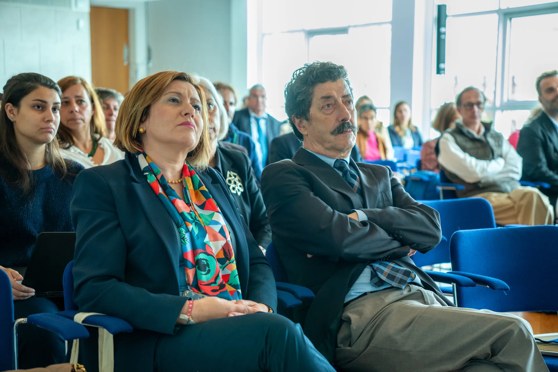 Plateia a assistir aos discursos