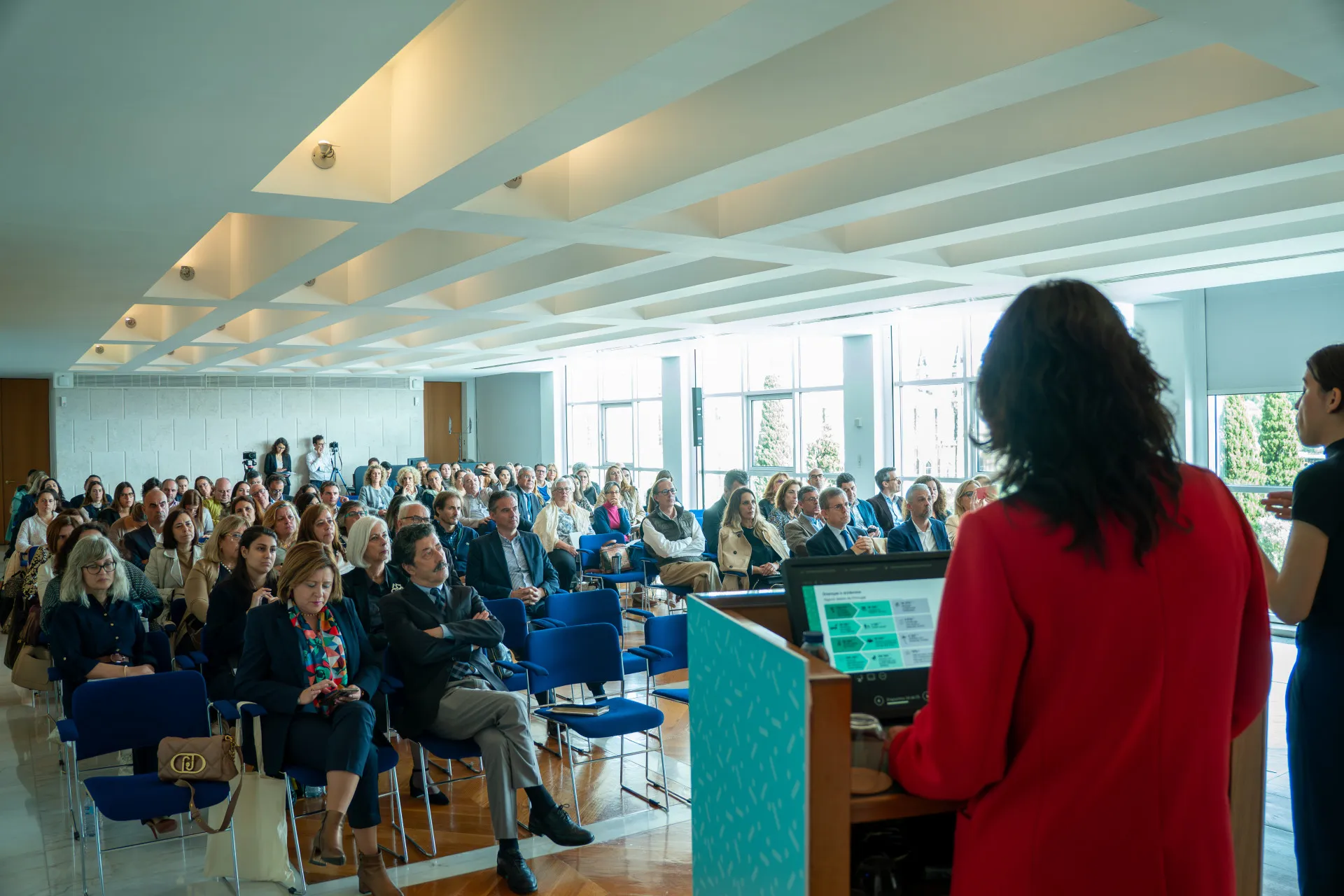 Plateia geral a assistir ao discurso da Mónica Salazar