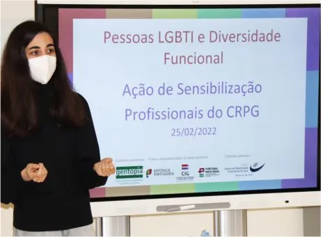 pessoa apresentar conteúdos numa ação de sensibilização profissionais do CRPG sobre Pessoas LGBTI e diversidade funcional