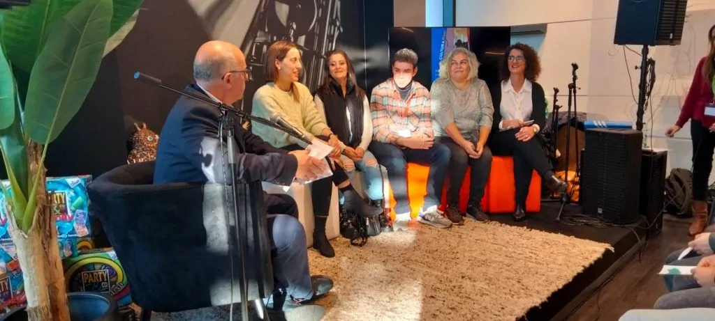 Conjunto de 6 pessoas sentadas a partilhar experiências