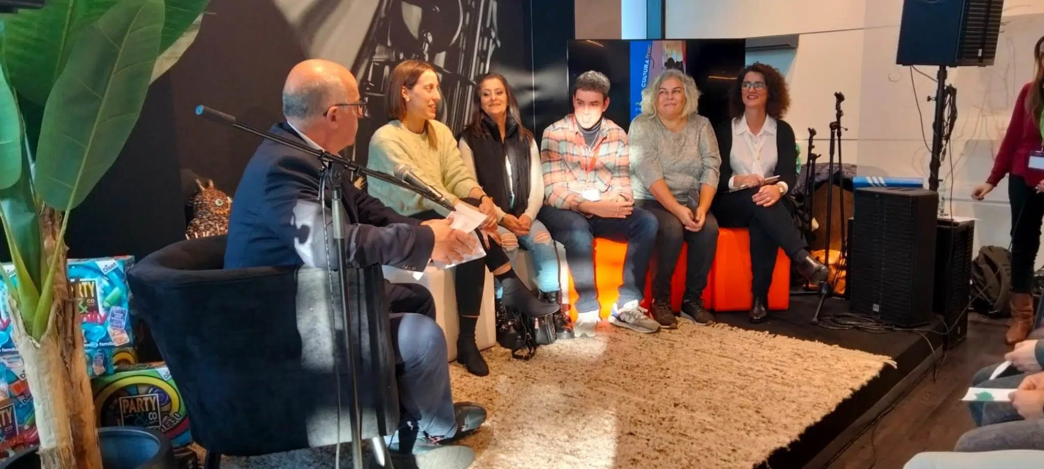 Conjunto de 6 pessoas sentadas a partilhar experiências