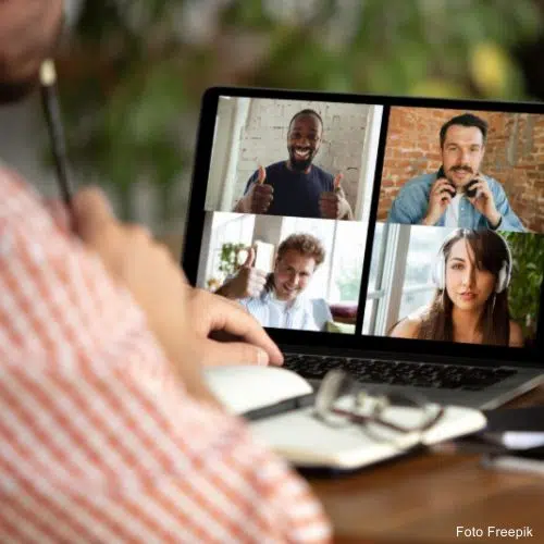 ciclo temático fotografia de monitor de computador portatil a transmitir imagem de 4 pessoas que estão à distância