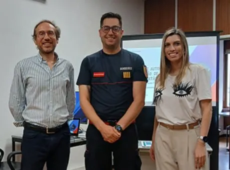 fotografia de 3 pessoas, lado a lado a sorrir para a fotografia