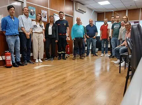 1000000537 fotografia de grupo de pessoas lado a lado a pousarem para a fotografia