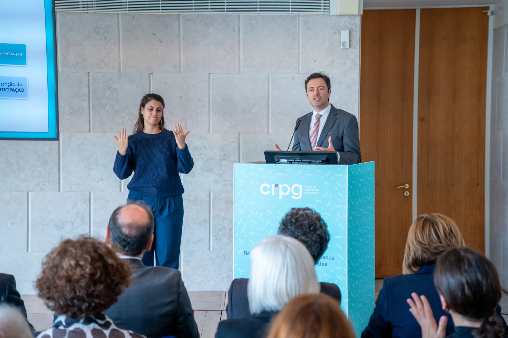 Discurso do Diretor do Serviço de Medicina Física e de Reabilitação do Hospital da Prelada e Presidente da Sociedade Portuguesa de Medicina Física e Reabilitação – Renato Nunes, acompanhado com a intérprete de língua gestual.