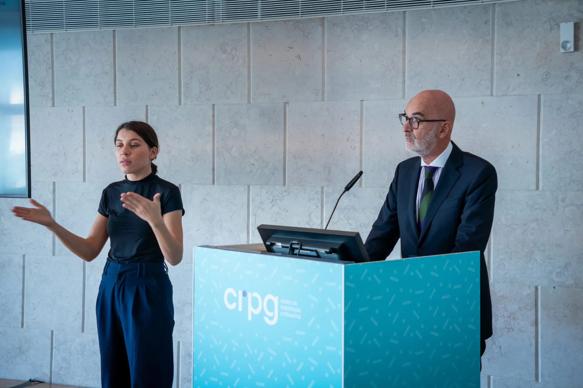 Discurso do Presidente do Conselho Diretivo do IEFP – Domingo Lopes, acompanhado com a intérprete de língua gestual.