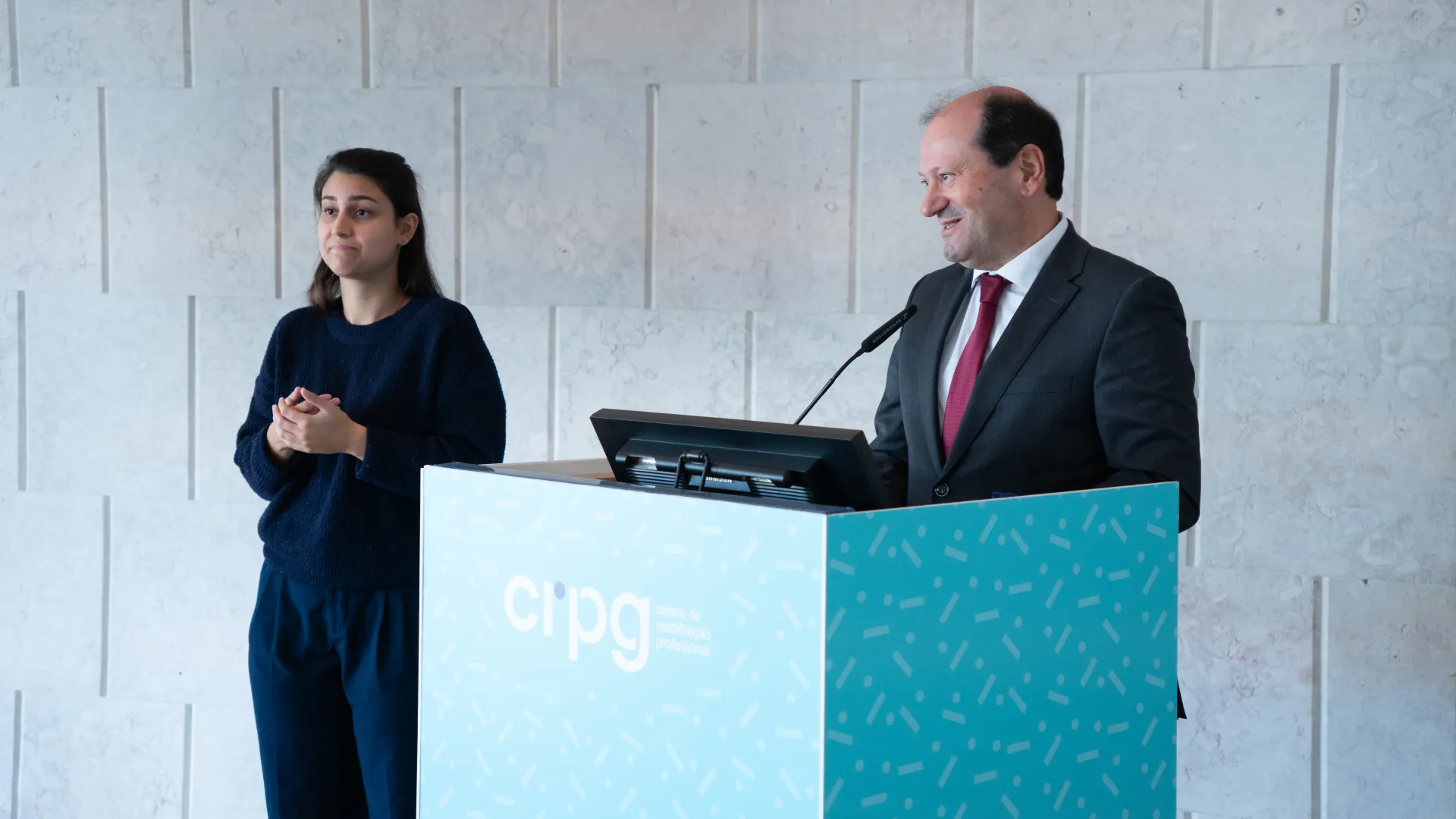 Discurso do Secretário de Estado do Trabalho – Adriano Rafael Moreira, acompanhado com a intérprete de língua gestual.