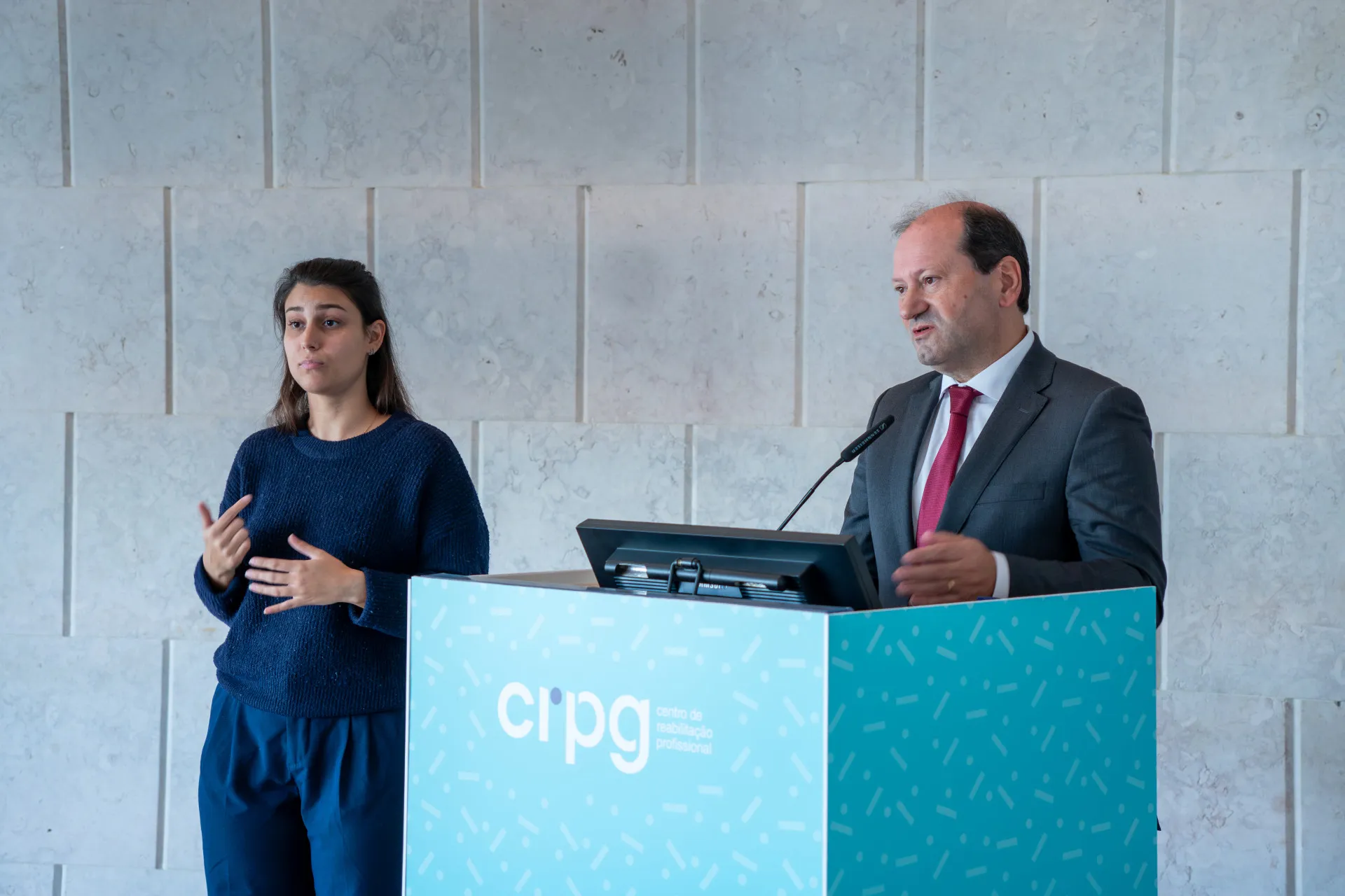 Discurso do Secretário de Estado do Trabalho – Adriano Rafael Moreira, acompanhado com a intérprete de língua gestual.