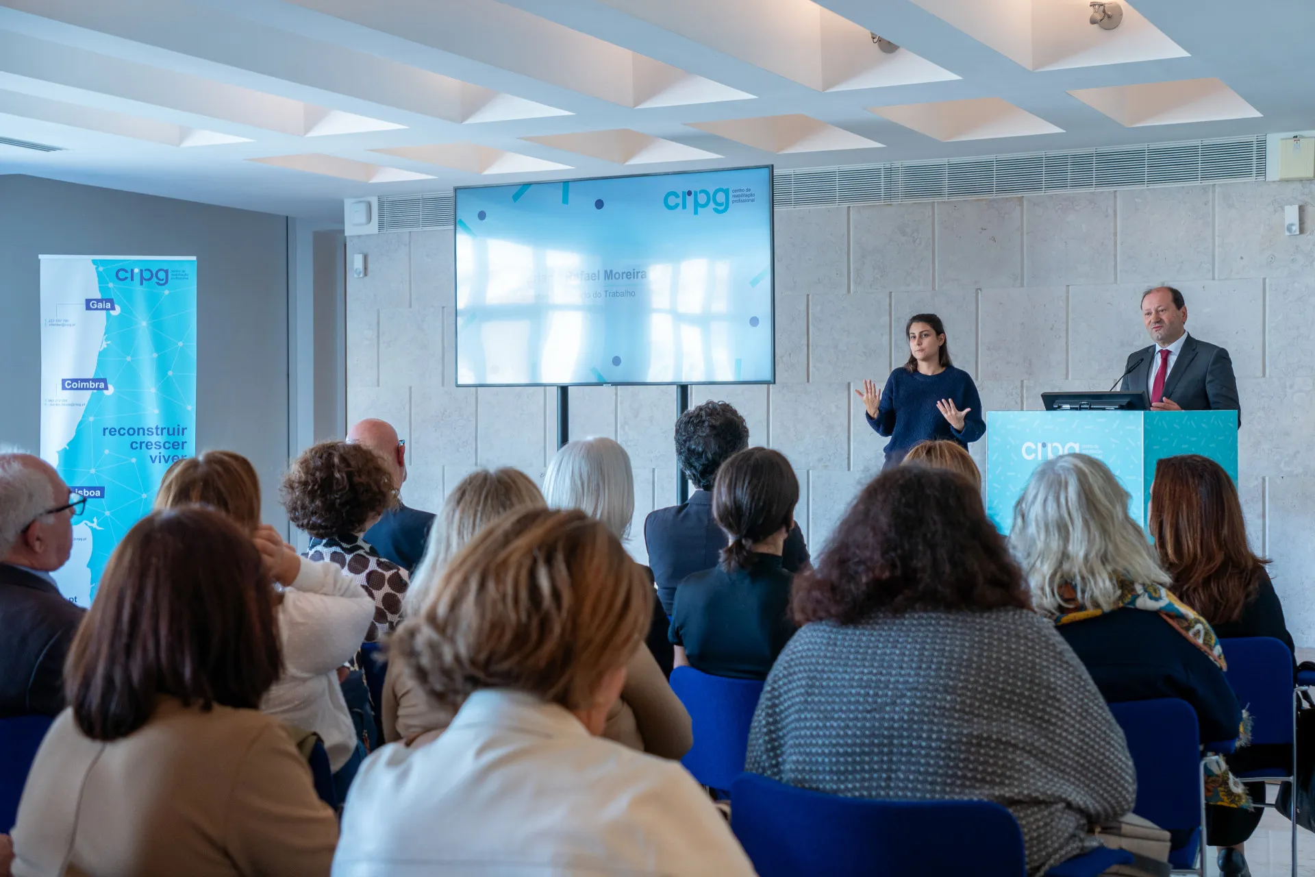 Plateia a assistir ao discurso do Secretário de Estado do Trabalho – Adriano Rafael Moreira, acompanhado com a intérprete de língua gestual.