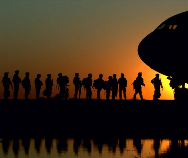 Militares a entrar para avião