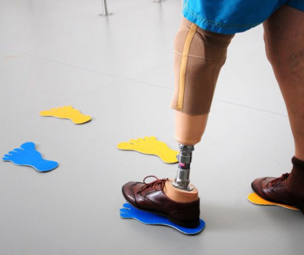 terapia de utente amputado, com prótese de membro inferior