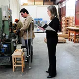 mulher a analisar competências de trabalhador
