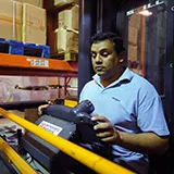 homem deficiente visual no trabalho