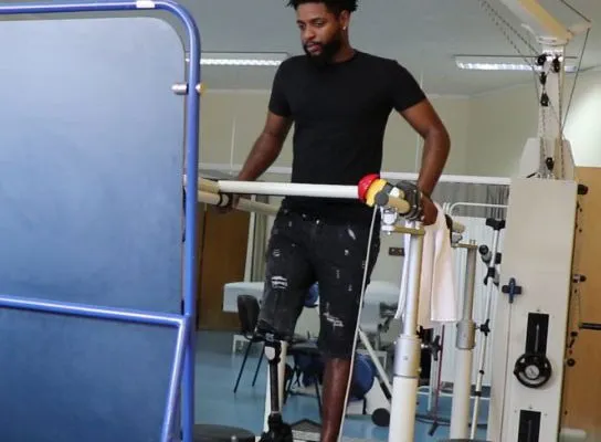 homem deficiente a fazer fisioterapia