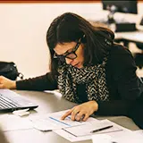 mulher a tratar de documentos