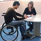 avaliação de homem deficiente em cadeira de rodas