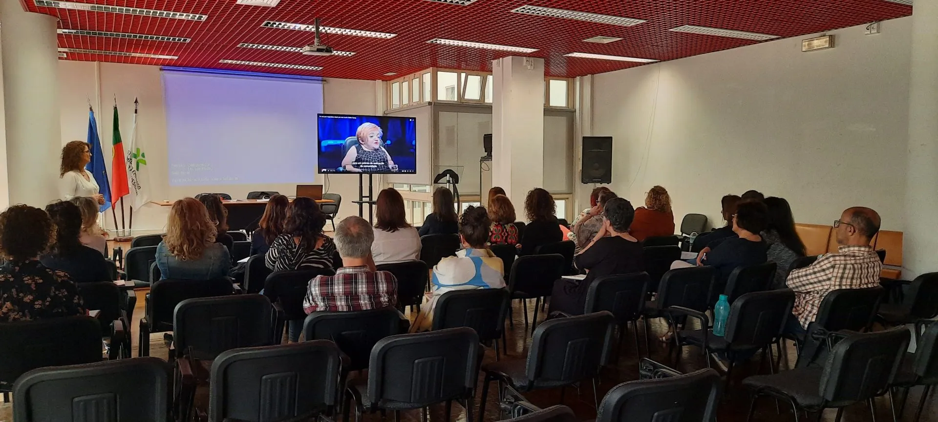 fotografia de plateia a assistir a apresentação