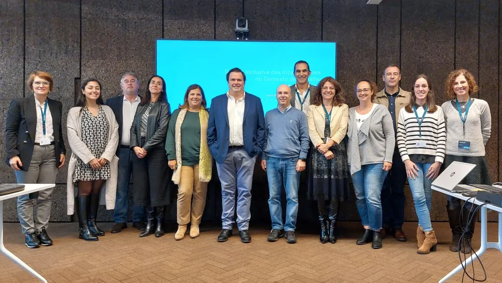 Fotografia de grupo de vários colaboradores da Corticeira Amorim com oradores do CRPG.