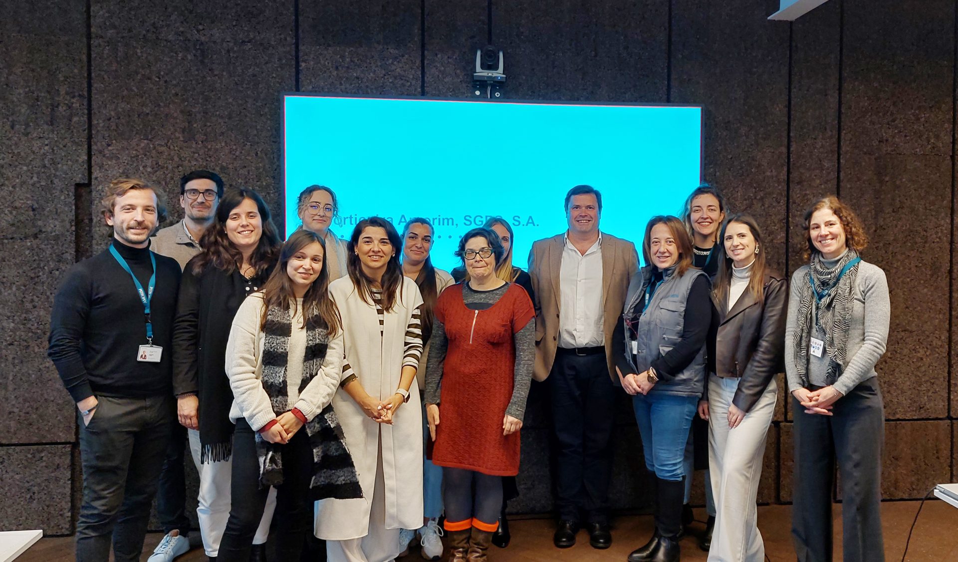 Fotografia de grupo de vários colaboradores da Corticeira Amorim com oradores do CRPG.