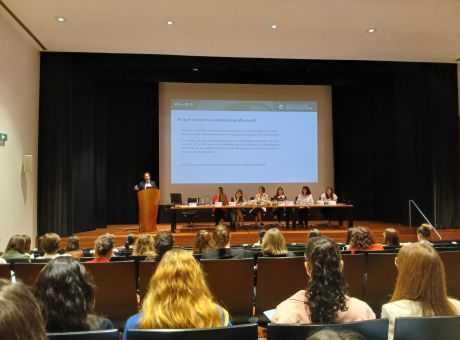 fotografia de pessoas sentadas no auditório a olharem para o palco durante uma apresentação
