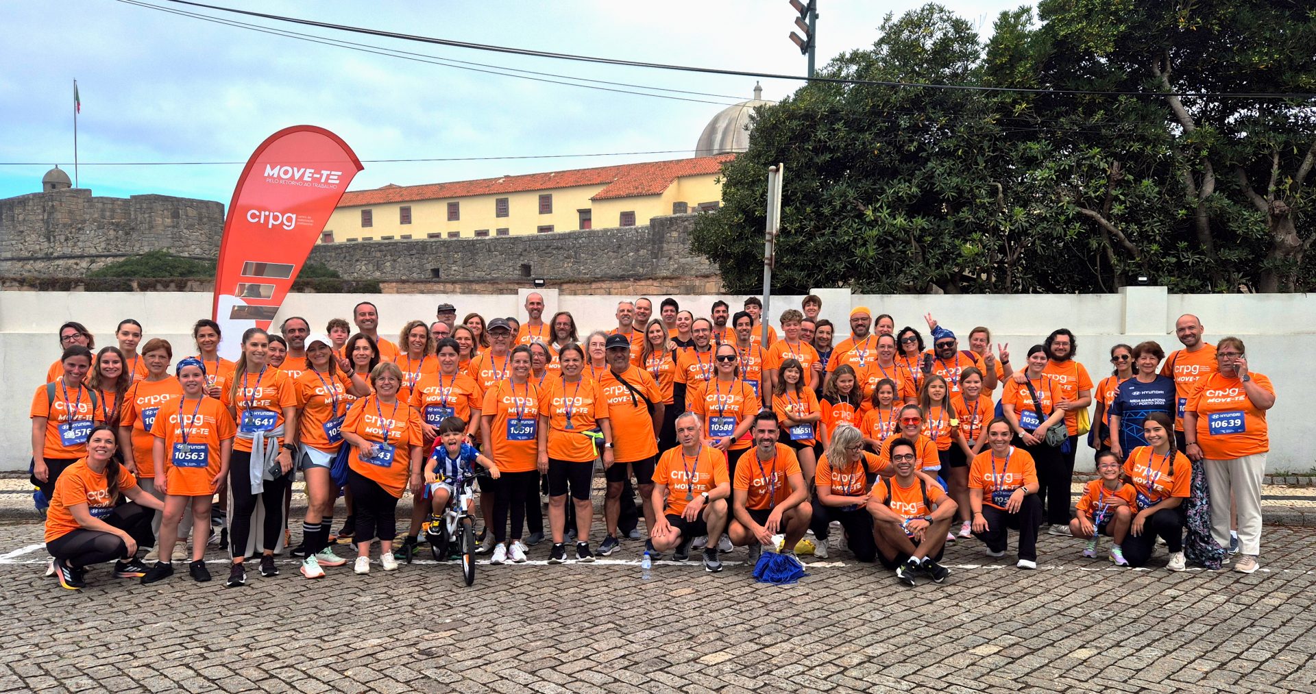 Fotografia de grupo de pessoas lado a lado