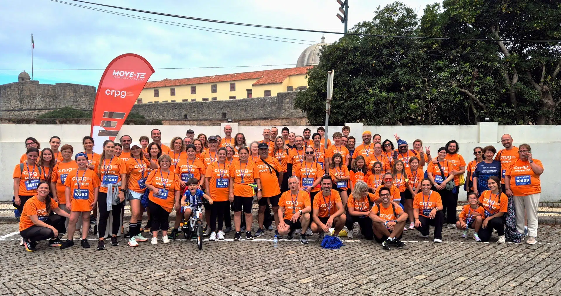 Fotografia de grupo de pessoas lado a lado