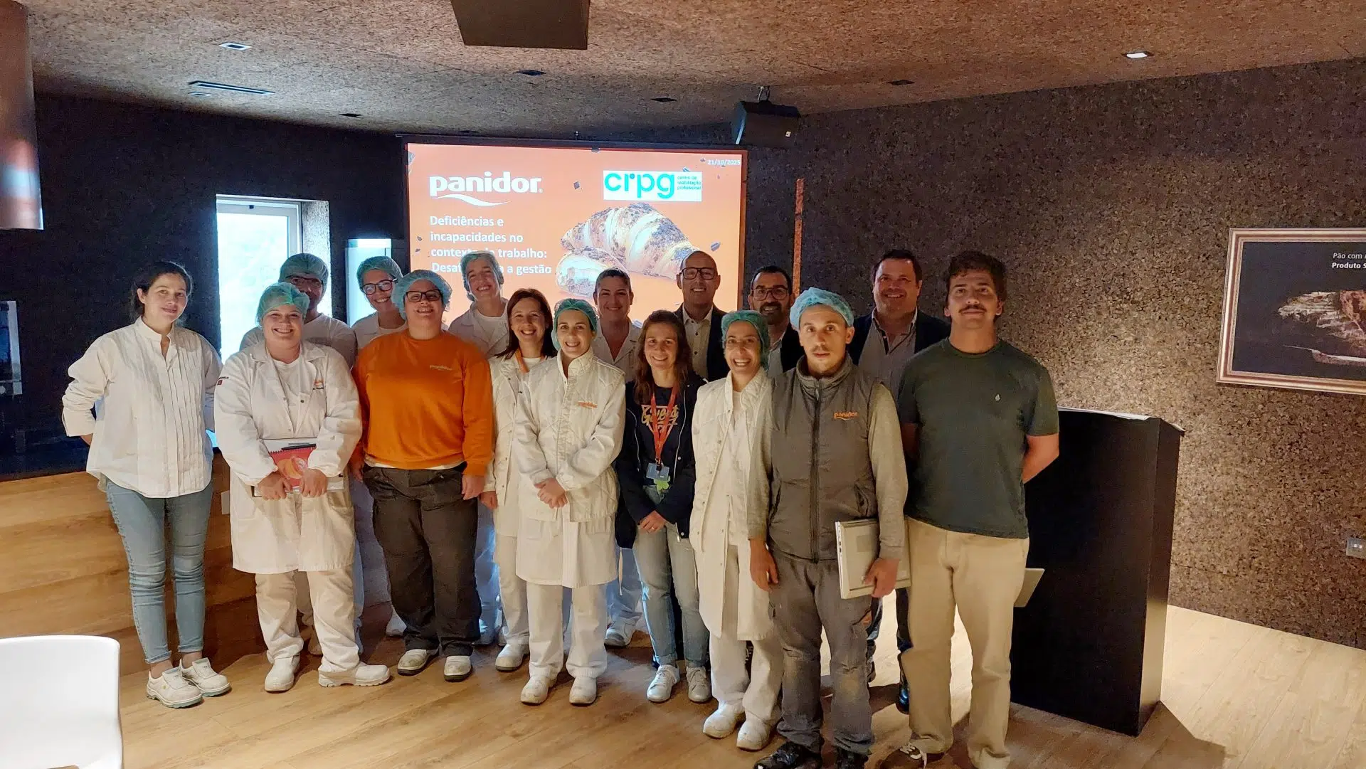 20251021_172736b Fotografia de pessoas lado a lado, a sorrirem com apresentação projetada atrás