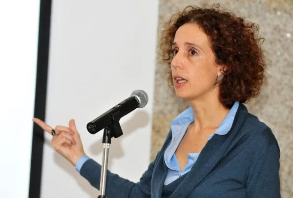 fotografia sandra guerreiro durante uma palestra