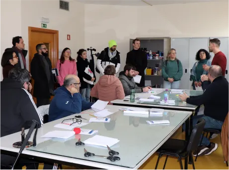 alunos a visitarem uma sala durante uma sessão com clientes