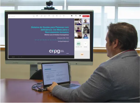 pessoa sentada numa mesa com um computador durante um webinar