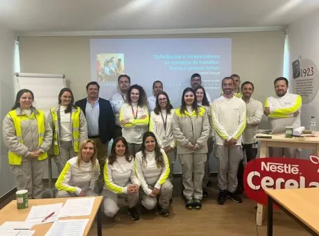 Grupo de 13 pessoas lado a lado a sorrir para a camera