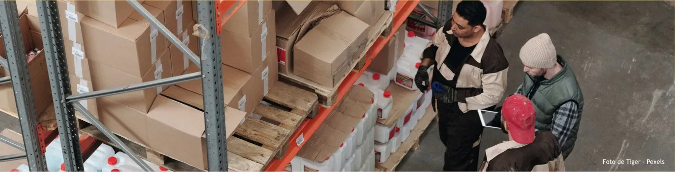 Imagem de 3 funcionários num armazém