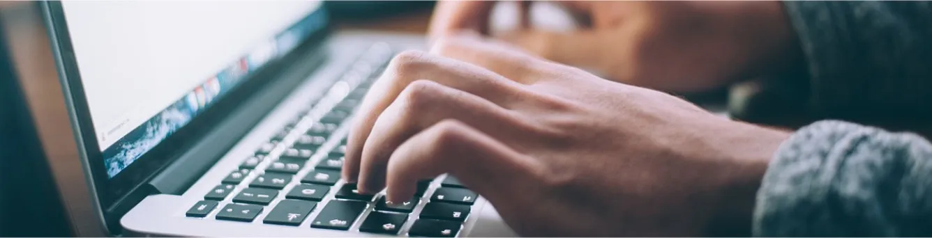 mãos no teclado de computador portátil