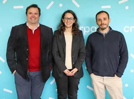 3 pessoas, em pé, lado a lado, a sorrir, a olhar para a fotografia