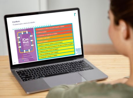 pessoa a olhar para ecrã do computador