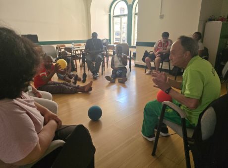 clientes do CRPG sentados em formato circular a experimentar Goalball