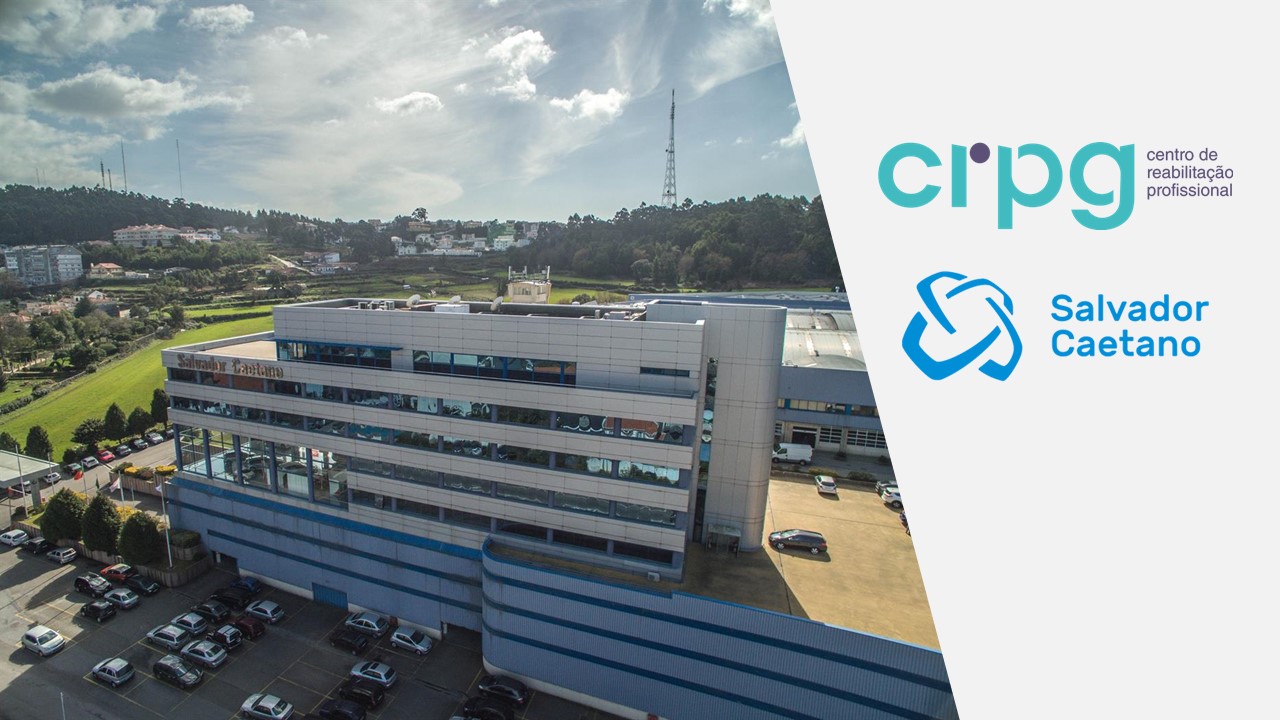 fotografia do edifício da Salvador Caetano. Logotipo do CRPG e da Salvador Caetano