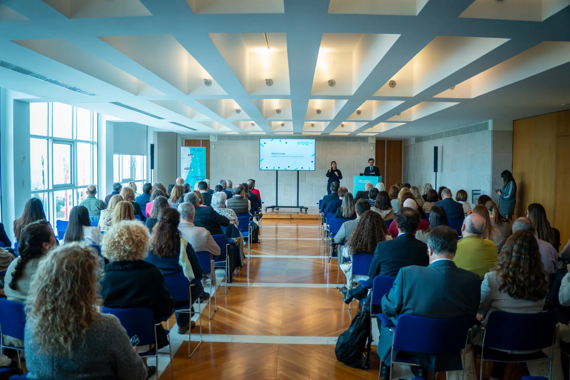 fotografia de plateia a assistir ao orador