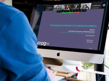 pessoa sentada a olhar para o ecrã do computador durante uma sessão online