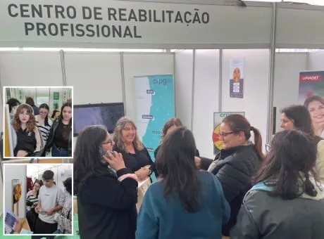 Montagem de 3 fotografias de pessoas a visitarem o espaço do CRPG na Mostra 2025