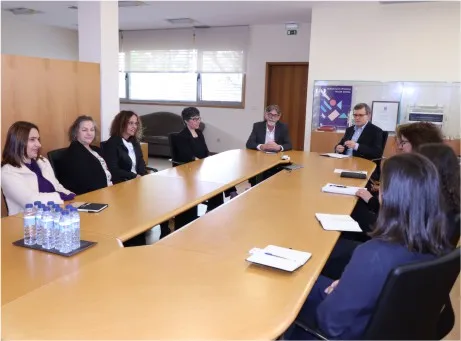 montagem de fotografias de indivíduos do CEFP Aveiro e do CRPG à mesa em reunião