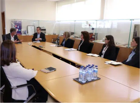montagem de fotografias de indivíduos do CEFP Aveiro e do CRPG à mesa em reunião