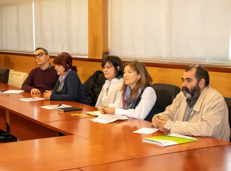 fotografia de equipa do IEFP de Gaia, à mesa a assistir a apresentação do CRPG
