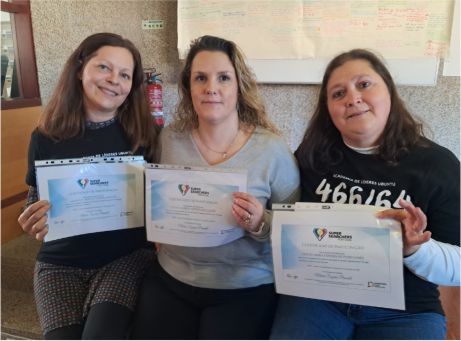 Fotografia de Clientes CRPG a olhar para a camara com certificados nas mãos