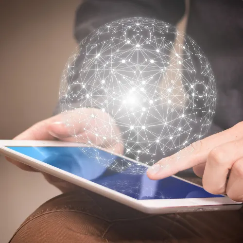 pessoa com o dedo no ecrã de um tablet