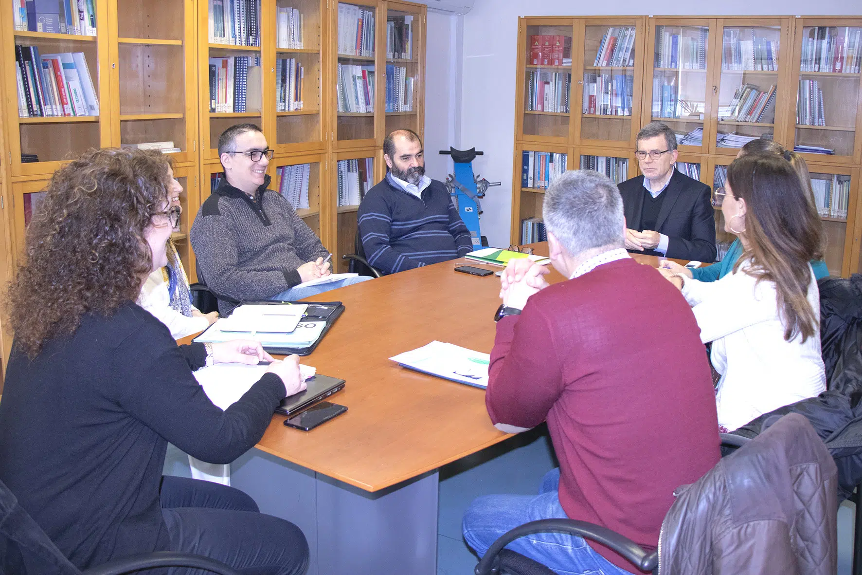 fotografia de pessoas durante a reunião