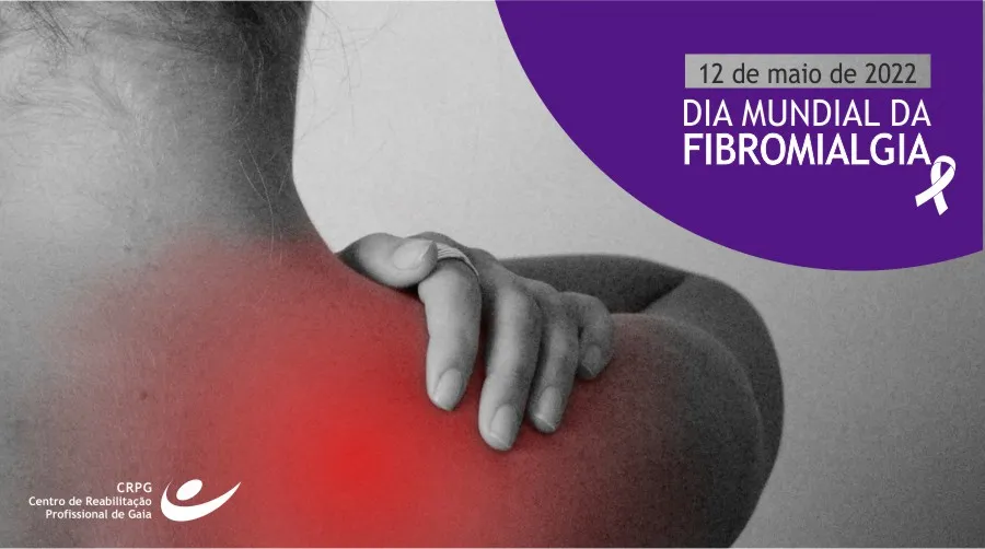 pessoa com mão no ombro a sinalizar um dor.