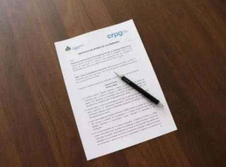 fotografia do protocolo em cima da mesa