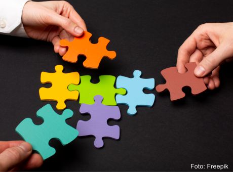 mãos a pegar em peças de puzzle